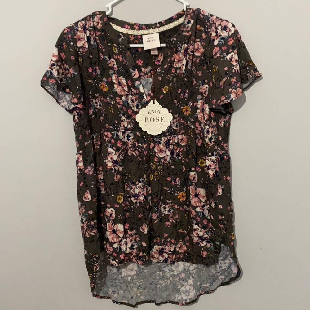 Women’s floral print shortsleeved v-neck top